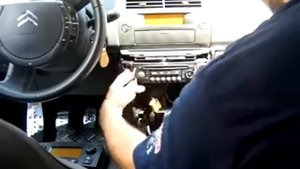 Citroen C4 Снимаем радио и климат