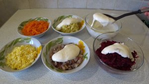 Сельдь под шубой в виде рыбки. Необычно и красиво.