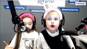 Ева Акулова учит делать макияж в прямом эфире на радио. 2021 год
