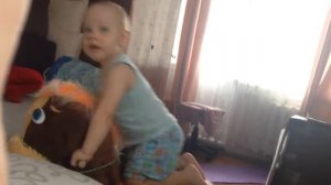 МАЛЫШ КАЧАЕТСЯ НА  ЛОШАДКЕ КАЧАЛКЕ