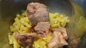 Салат из печени  трески с зеленым  горошком