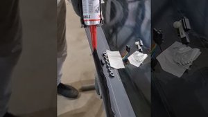 Вклейка старого стекла в крышку багажника на Porsche Cayenne.