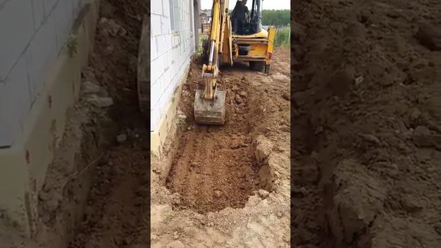 Начали делать отмостку вокруг дома из бетона /  Экскаватор-погрузчик JCB 3CX копает землю