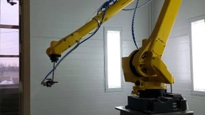 Робот красит дверь