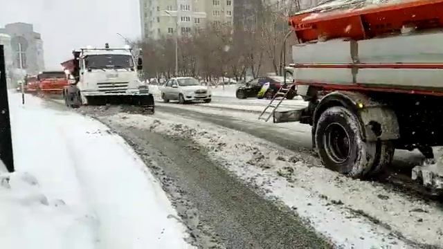 Тяжелая техника вышла на борьбу со снегом в Оренбурге смотреть онлайн