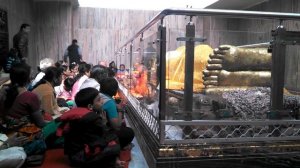 [Золотой круг Будды] - Кушинагар, внутри храма со статуей Будды