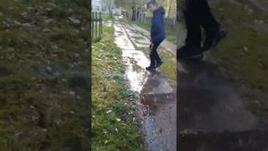 Девочка купается в луже часть 1