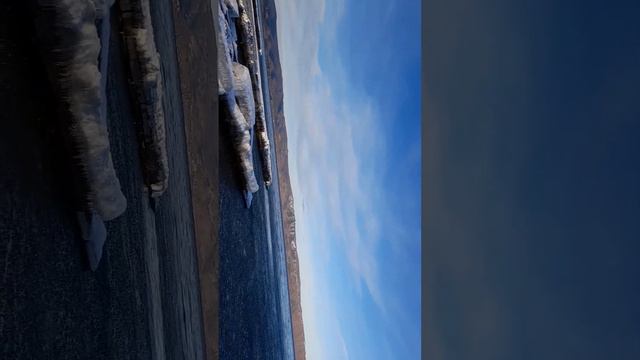 Байкал задумчиво шуршит льдинками и думает, Нужно ли ледовое покрытие в этом году. январь 2024 год смотреть онлайн