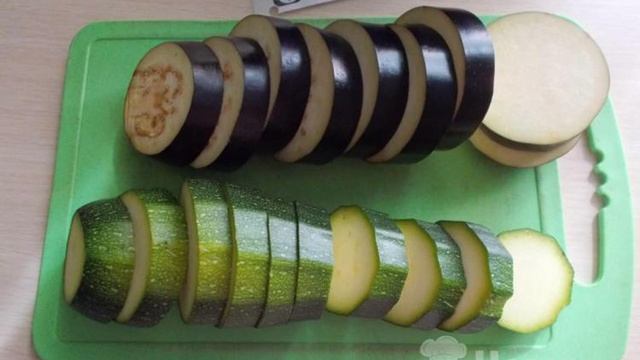 Куриные котлеты с овощами под сырной корочкой в духовке