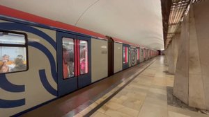 Электропоезда «Москва» разных модификаций на станции «Китай-Город»