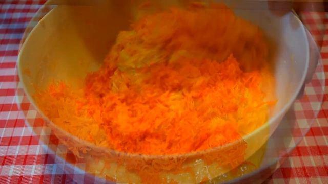 Я просто смешала тесто с морковью. Быстрый лёгкий рецепт морковного пирога.