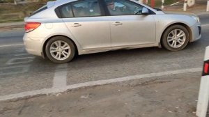 Железнодорожный переезд шлагбаум светофор и поезд.