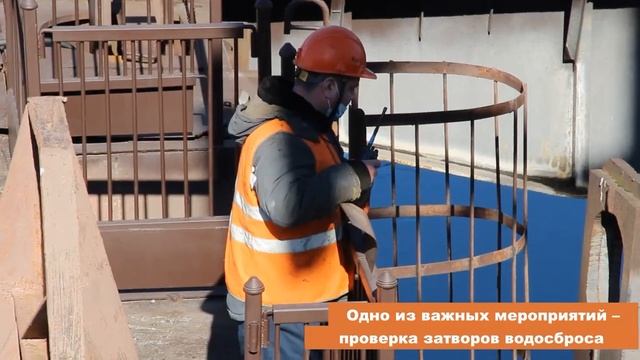 Проверка затворов водосброса на Камской ГЭС смотреть онлайн