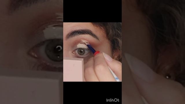 Двойная стрелка пошагово. Двойные стрелки. Макияж глаз с графикой. Графичные стрелки.