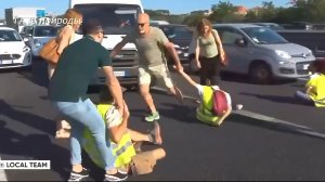 Итальянские водители убирают с дороги украинских активистов