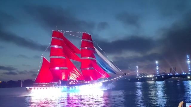 Проход брига "Россия" с алыми парусами по Неве смотреть онлайн