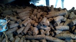 Як топити активними брекетами з навозу,как топить топливными брекетами с навоза