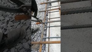 Вязка арматуры кусачками.