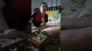 Играю в настольный футбол!!!с другом!!!