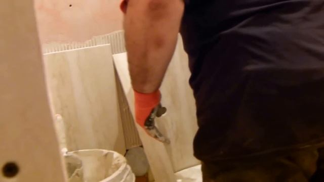 Как класть керамическую плитку и стеклянную мозаику на стену. смотреть онлайн