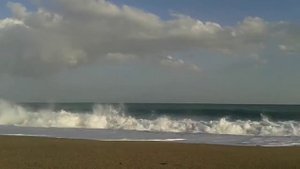 Великолепное шоу волн, бушующее море Montepaone Lido