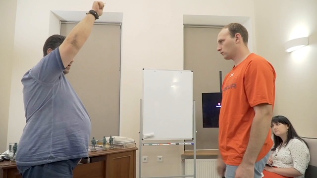 Если после зондирования, он намеревается нанести выпад - закрепите его меч своим мечем