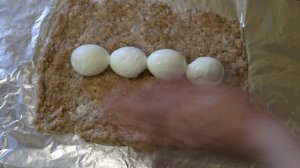 Рулет из фарша с вареными яйцами