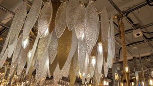 Люстра современная с лепестками из стекла