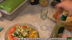 Легкий салат с оливковым маслом и кунжутом