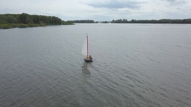 Прогулка на паруснике с видом с птичьего полета.