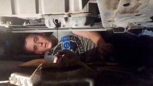 Замена масла в Рено Сандеро, Логан второго поколения. С двигателем 1.6 16 клапанов..mp4