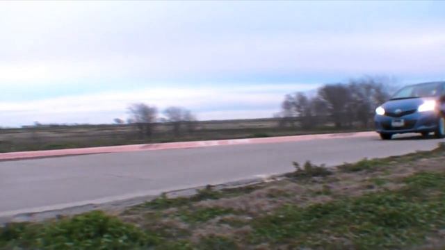 2012 Toyota Yaris 3-Door Hatch Driving Review смотреть онлайн