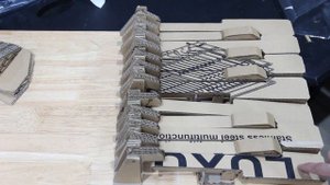 Сделайте пианино из картона и фужеров