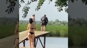 Девочки решили искупать подругу бомбу