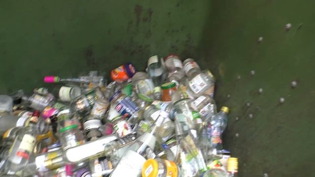 Раздельный сбор мусора в Германии: площадка с контейнерами для раздельного сбора мусора.