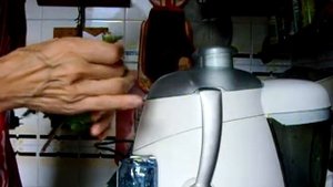 Приготовление свежего лечебного сока из овощей моркови, сельдерея, капусты, лопуха и одуванчика.
