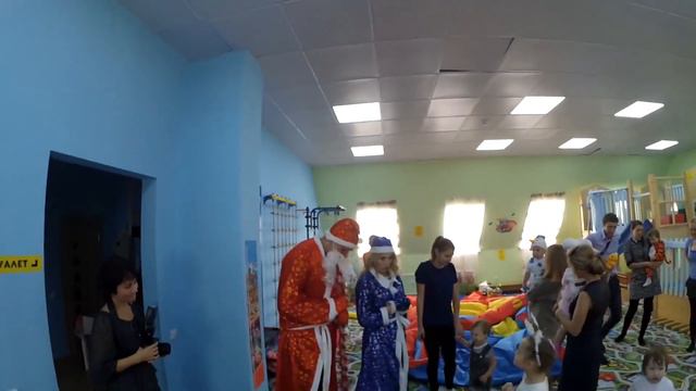 Поздравление от СТРАННОГО Деда Мороза. Как то на утреннике. @user-jd8hk9tv9g