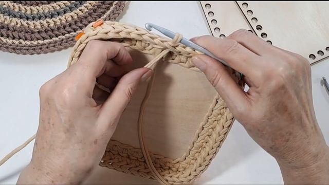 Квадратная корзинка узором паркет. смотреть онлайн