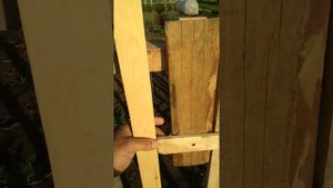 Как быстро и легко сделать забор из деревянного штакетника