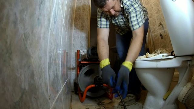 Засор канализации (23). Застряла спираль, еле-еле вытащил. смотреть онлайн