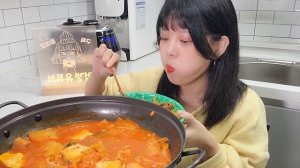 라면사리 추가요!?스팸 잔뜩 들어간 김치찌개에 라면사리까지 추가해서 먹었어요 스팸김치찌개+라면먹방 Spam Kimchi jjigae MUKBANG