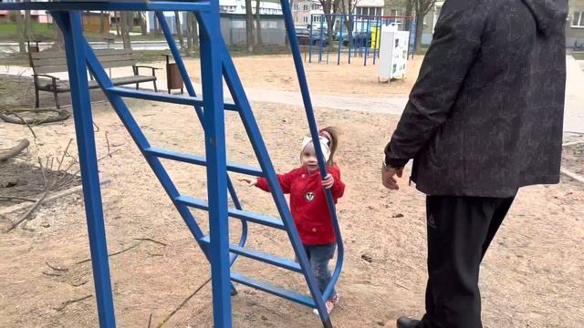 LITTLE MONIKA! Маленькая Моника гуляет на детской площадке ! смотреть онлайн