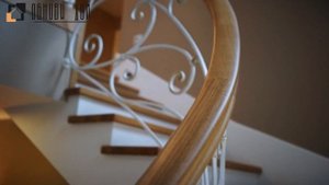 Отделка поворотной лестницы деревом. Спиральная лестница.