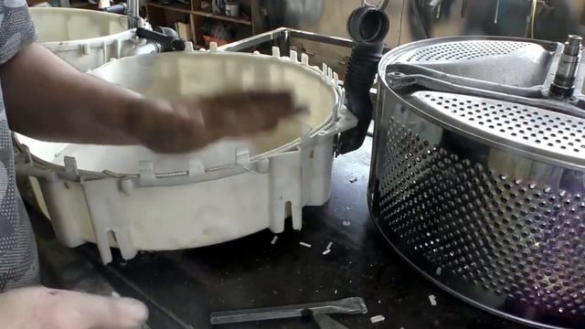Ремонт стиралки зубилом и пластиковой крышечкой!