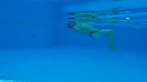 Брасс на спине  ноги. Руки вдоль туловища. Из под воды _1.5.1.2 w
