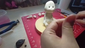 Зайка из сахарной мастики. Украшение для тортика..mp4