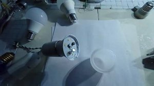 Светодиодная лампа звучит при выключении