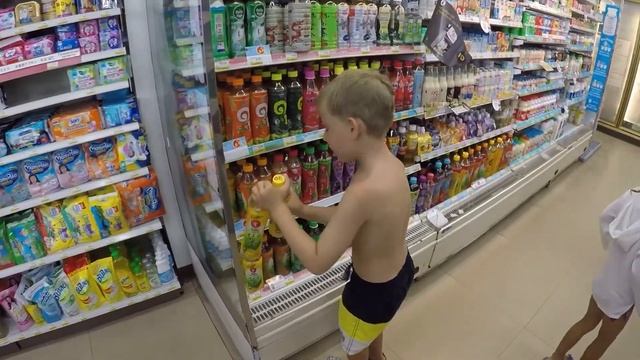 Маша и Тимоша купаются на пляже в Паттайе | Детское видео .
