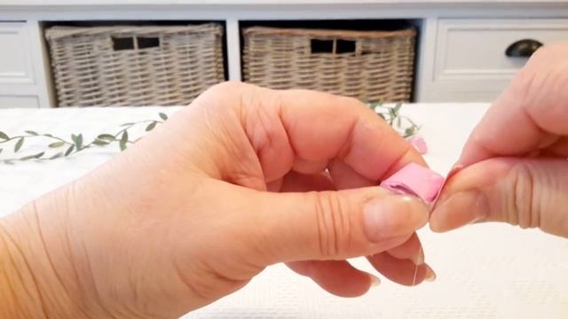 КАК СДЕЛАТЬ МАЛЕНЬКИЕ РОЗЫ ИЗ БУМАГИ...How to make a little rose смотреть онлайн