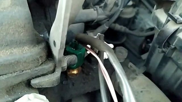 Если машина сама газует на холостом ходу - проверьте датчик температуры смотреть онлайн